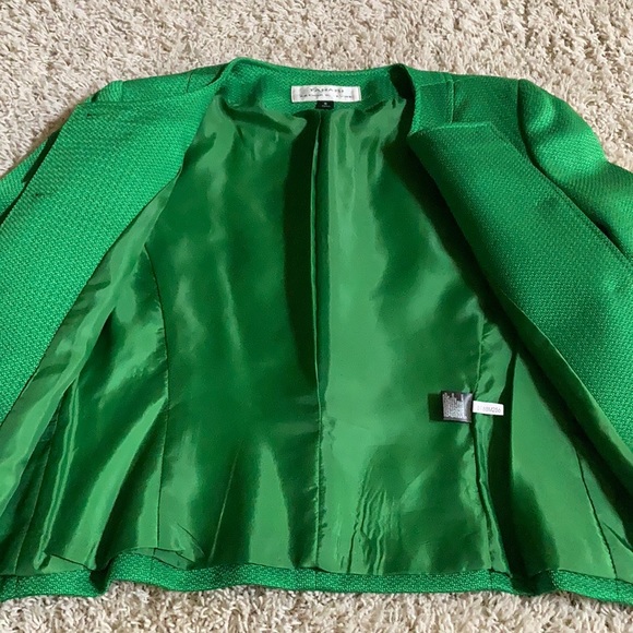Green Tahari jacket. - Picture 4 of 6